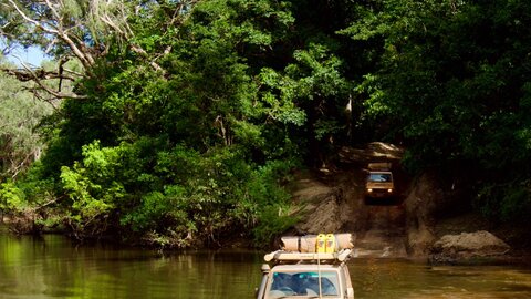 Ein Allradfahrzeug durchquert ein tiefen Fluss. Das Wasser ragt bis zur Motorhaube. Die Aufregung ist gross. Offroad Cape York Australien | © 4x4 Exploring GmbH
