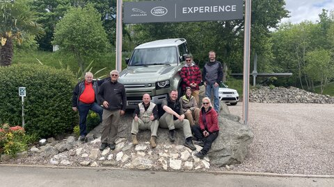 Die Reisegruppe besucht die Fabrik von Land Rover in England und freut sich auf die Probefahrt mit den neusten Land Rover. Offroad England | © 4x4 Exploring GmbH