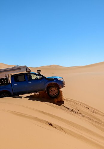 Ein Offroad Fahrzeug fährt mit Schwung über die Dünen. Offroad Marokko | © 4x4 Exploring GmbH