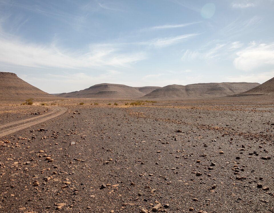 Wegabschnitt zu den Bergen am Horizont auf unbefestigten Strasse. Offroad Marokko | © 4x4 Exploring GmbH