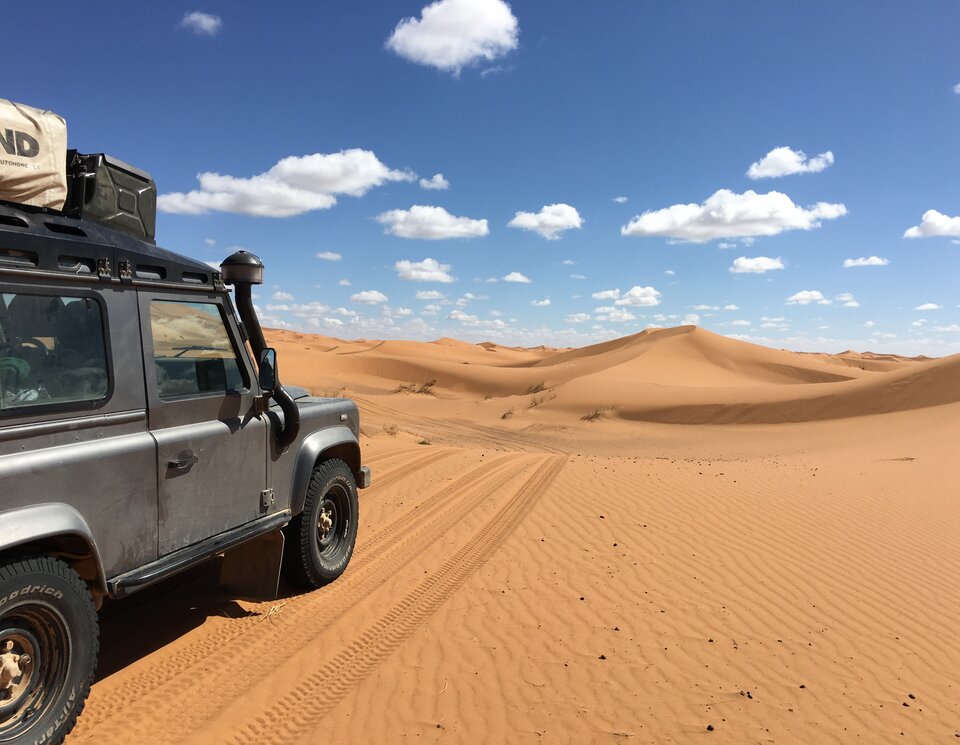 Nichts als Wüste und Sand und der blauer Himmel in einem echten Allradfahrzeug. Offroad Marokko | © 4x4 Exploring GmbH