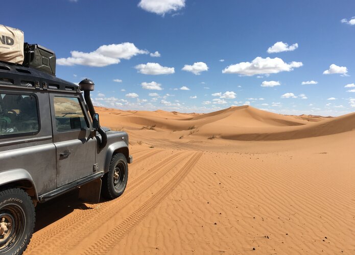 Nichts als Wüste und Sand und der blauer Himmel in einem echten Allradfahrzeug. Offroad Marokko | © 4x4 Exploring GmbH