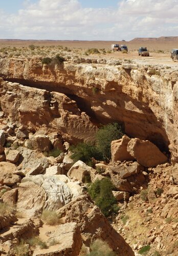 Expeditionsfahrzeuge fahren oberhalb von einem Krater. Offroad Marokko | © 4x4 Exploring GmbH