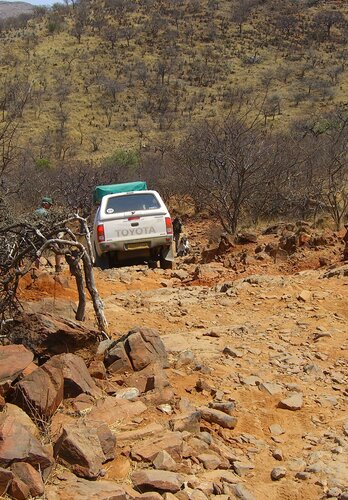 Ein Allradfahrzeug überwindet eine Felsige Passage nach Anleitung des Guides von 4x4 Exploring GmbH. Offroad Namibia | © 4x4 Exploring GmbH