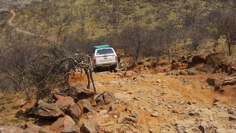 Ein Allradfahrzeug überwindet eine Felsige Passage nach Anleitung des Guides von 4x4 Exploring GmbH. Offroad Namibia | © 4x4 Exploring GmbH