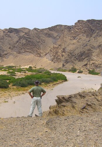 Der Guide der 4x4 Exploring GmbH prüft die Passage durch ein ausgetrocknetes Flussbett. Offroad Namibia | © 4x4 Exploring GmbH