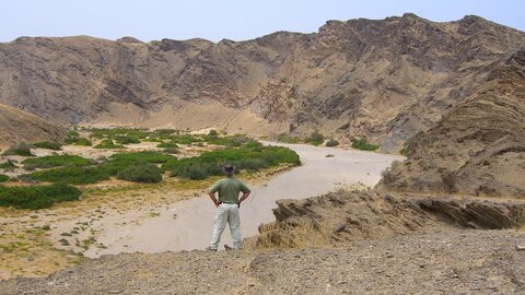 Der Guide der 4x4 Exploring GmbH prüft die Passage durch ein ausgetrocknetes Flussbett. Offroad Namibia | © 4x4 Exploring GmbH