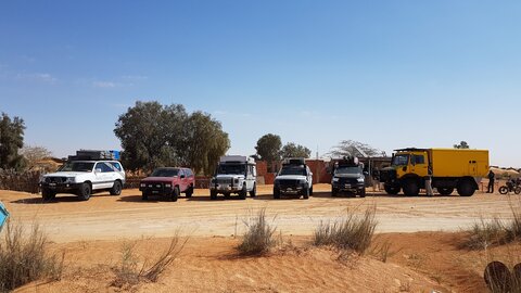 Die Expeditionsgruppe von 5 Fahrzeugen der 4x4 Exploring GmbH füllt ihre Reserven auf für den nächsten Trail Abschnitt. Offroad Tunesien | © 4x4 Exploring GmbH