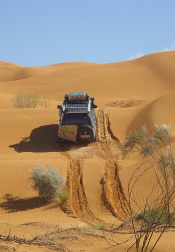 Ein schweres Offroad Fahrzeug erklimmt die nächste Düne und hinterlässt tiefe Spuren im Sand. Offroad Tunesien | © 4x4 Exploring GmbH