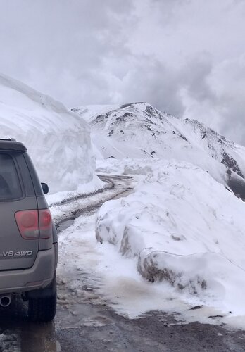 Verschneite Abschnitte garantieren spassige Fahrten im Schnee. Offroad Kirgistan | © 4x4 Exploring GmbH