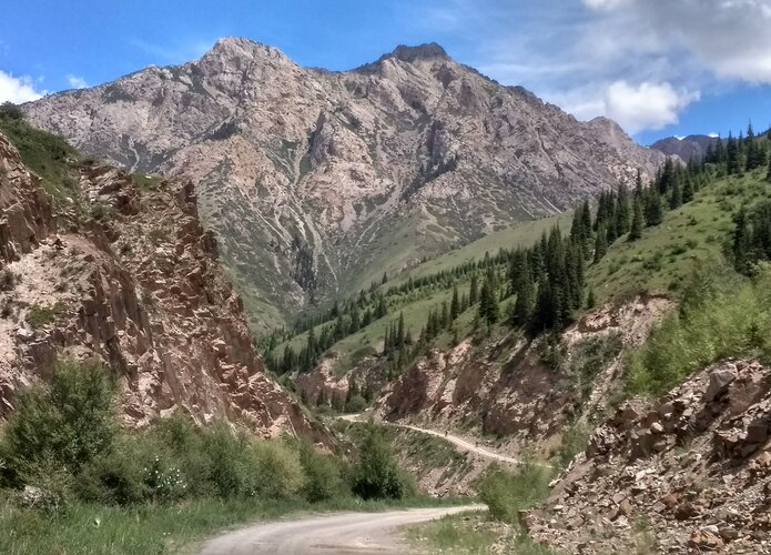 Die Zufahrt zu den Berggipfeln ist malerisch und lädt zum Photo-stopp ein. Offroad Kirgistan | © 4x4 Exploring GmbH 