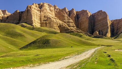 Sanfte Hügel und schroffe Felsen entlang des Trails Richtung nächste Etappe durch Kirgistan. Offroad Kirgistan  | © 4x4 Exploring GmbH
