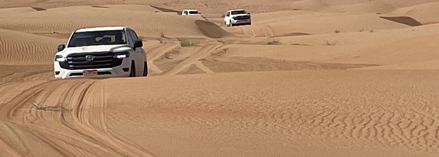 Konvoi unterwegs in den Wüsten beim Offroad im Oman. | © 4x4 Exploring GmbH