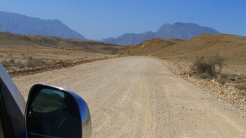 Ein Streckenabschnitt Richtung Berge auf einer breiten Schotterpiste. Offroad Oman  | © 4x4 Exploring GmbH
