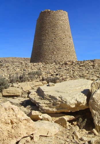 Ein sehr hoher Steinturm mitten in Nichts. Offorad Oman  | © 4x4 Exploring GmbH