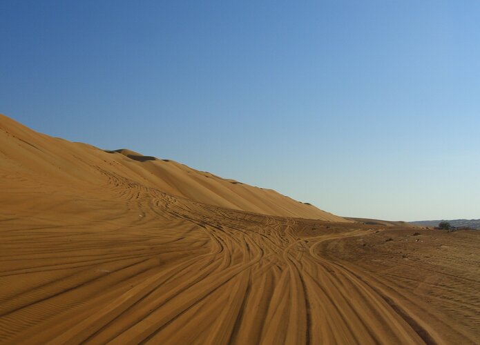 Nicht selten sind die Sanddünen bereits verfahren. Viele Spuren im Sand. Offroad Oman | © 4x4 Exploring GmbH