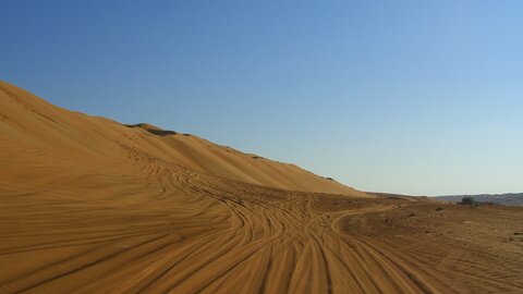 Nicht selten sind die Sanddünen bereits verfahren. Viele Spuren im Sand. Offroad Oman | © 4x4 Exploring GmbH