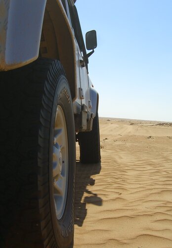 Ein Offroadfahrzeug steht Startklar um die nächsten Sanddünen zu meistern. Offroad Oman | © 4x4 Exploring GmbH