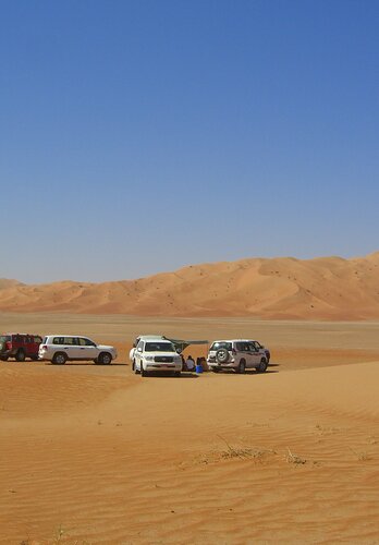 Die Expeditionsgruppe der 4x4 Exploring macht ein Pick nick in der Wüste. Offroad Oman | © 4x4 Exploring GmbH