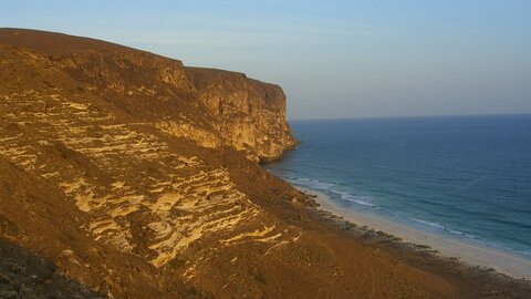 Ein Teil der Strecke führt an ein felsigen Küstenabschnitt. Bei Sonnenuntergang ist es besonders schön. Offroad Oman  | © 4x4 Exploring GmbH