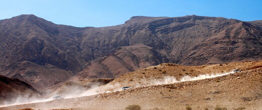 In einer aufgewirbelten Sandwolke sind kaum noch Fahrzeuge zu erkennen. Das gehört zum Offroadfahren in Oman. Offroad Oman.  | © 4x4 Exploring GmbH