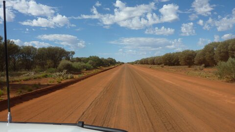 Zügige Durchfahrt im australischen Outback mit Allradfahrzeugen. Offorad Australien.  | © 4x4 Exploring GmbH