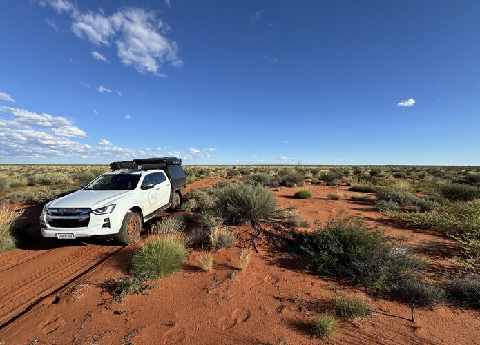 Roter Sandtrack in der Wüste der Canning Stock Route mit einem unserer Fahrzeuge | © 4x4 Exploring GmbH