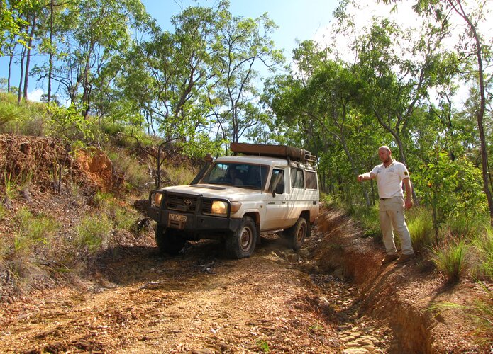 Der Guide von 4x4 Exploring GmbH leitet ein Fahrzeug durch eine schmale Passage druch. Offroad Cape York Australien | © 4x4 Exploring GmbH