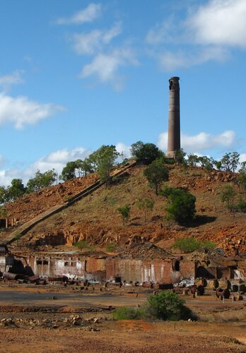 Während der Offroad Tour begegnen wir einer alten verlassenen Mine mit einem hohe Schornstein aus Ziegeln. Offroad Cape York Australien | © 4x4 Exploring GmbH