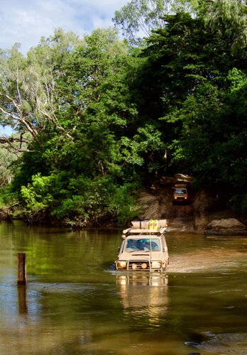 Ein Allradfahrzeug durchquert ein tiefen Fluss. Das Wasser ragt bis zur Motorhaube. Die Aufregung ist gross. Offroad Cape York Australien | © 4x4 Exploring GmbH