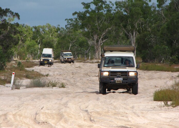Anspruchsvolles Gelände | © 4x4 Exploring GmbH Drei Allrandfahrzeuge meistern eine löchrige und unwegsame Sandpiste. Offroad Cape York Australien | © 4x4 Exploring GmbH