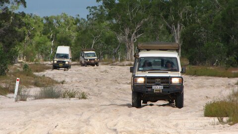 Drei Allrandfahrzeuge meistern eine löchrige und unwegsame Sandpiste. Offroad Cape York Australien | © 4x4 Exploring GmbH
