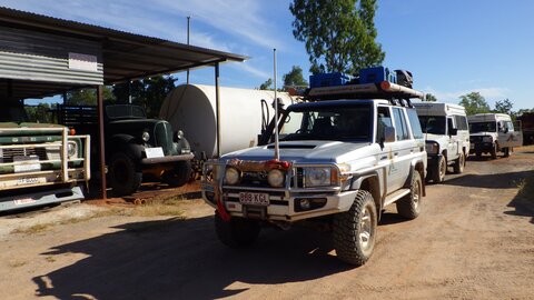 Die Expeditionstour der 4x4 Exploring GmbH tankt auf und macht sich bereit in den Outback aufzubrechen. Offroad Cape York Australien