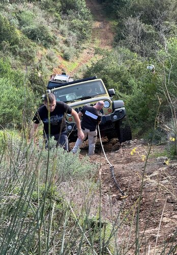 Offroad auf Elba bedeutet Sperren rein und Windenseil raus. Teamwork. | © 4x4 Exploring GmbH