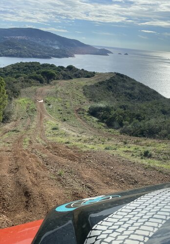 Auf dem Weg zum Strand müssen erst technische Abschnitte passiert werden. Dann heisst einem das Meer wilkommen.  | © 4x4 Exploring GmbH 