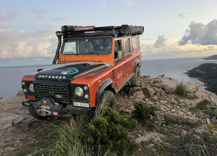 Wunderschöne Aussichten an den Klippen können zum Teil nur mit allradfahrzeugen erreicht werden. Offroad Elba | © 4x4 Exploring GmbH 