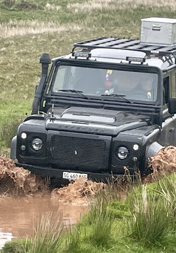 Mit Anlauf in das matschige Vergnügen. Keine Pfütze ist zu tief, keine zu dreckig. Offroad England | © 4x4 Exploring GmbH