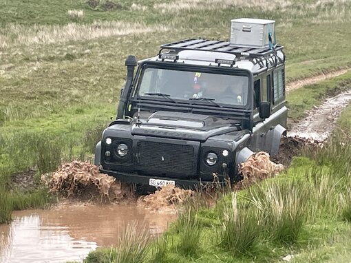 Mit Anlauf in das matschige Vergnügen. Keine Pfütze ist zu tief, keine zu dreckig. Offroad England | © 4x4 Exploring GmbH