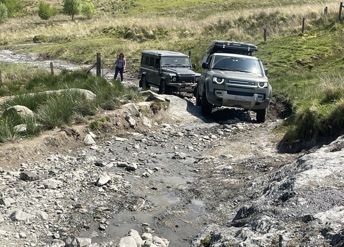 Grobe Steine bilden die perfekte Unterlage für den idealen Gripp der Reifen. Der Mensch und die Technik beweisen ihr Können. Offroad England. | © 4x4 Exploring GmbH