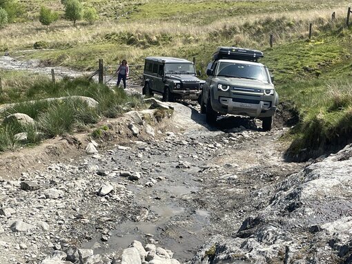 Grobe Steine bilden die perfekte Unterlage für den idealen Gripp der Reifen. Der Mensch und die Technik beweisen ihr Können. Offroad England. | © 4x4 Exploring GmbH