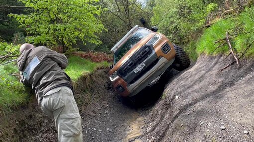 Achtsam und Zentimeter um Zentimeter werden die Fahrzeuge durch das Gelände navigiert. Offroad England | © 4x4 Exploring GmbH