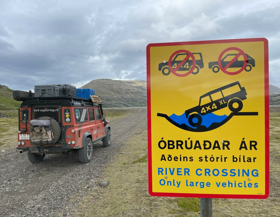 Das Verkehrsschild ist keine Warnung sondern ein Programm. Wasserdurchfahrt ist nicht selten und macht viel Spass. Offroad Island | © 4x4 Exploring GmbH
