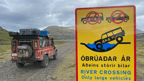 Das Verkehrsschild ist keine Warnung sondern ein Programm. Wasserdurchfahrt ist nicht selten und macht viel Spass. Offroad Island | © 4x4 Exploring GmbH