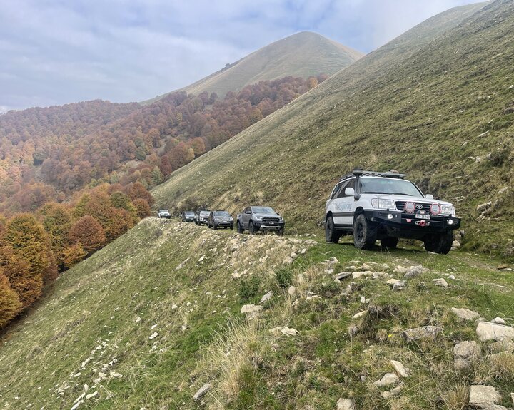 Die Allradfahrzeuge passieren eine Rampe auf dem Weg zum nächsten Abschnitt. Offroad Lombardei | © 4x4 Exploring GmbH 