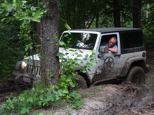 Ein Offroadfahrzeug kämpft sich durch ein Schlammabschnitt. Offroad Polen | © 4x4 Exploring GmbH