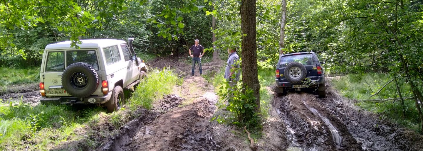 Zwei Geländefahrzeuge passieren einen Schlammabschnitt tief im weichen Boden versunken. Offroad Polen | © 4x4 Exploring GmbH