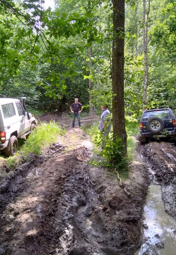 Zwei Geländefahrzeuge passieren einen Schlammabschnitt tief im weichen Boden versunken. Offroad Polen | © 4x4 Exploring GmbH