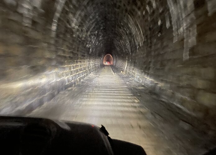 Ein Offroadfahrzeug passiert ein langen engen Tunnel. Offroad Polen | © 4x4 Exploring GmbH