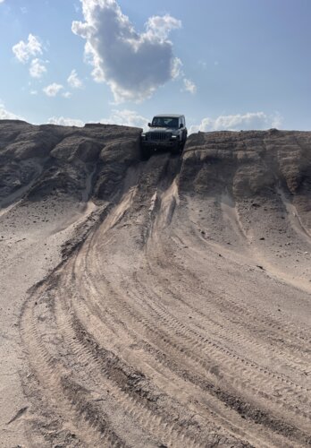 Ein Geländefahrzeug passiert eine Kuppe im tiefen Sandgraben. Offroad Polen | © 4x4 Exploring GmbH