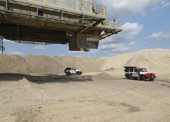 Die Offroadtour passiert einen Stahlkoloss, der die Geländewagen ganz klein aussehen lässt. Offroad Polen.  | © 4x4 Exploring GmbH 